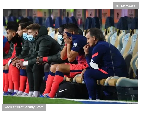 苏亚雷斯替补席为队友包扎伤口队医巧妙应对手套短缺难题 苏亚雷斯替补席为队友包扎伤口队医巧妙应对手套短缺难题